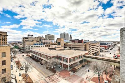 Walk to UNL Campus: Dtwn Lincoln Loft Apt!