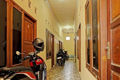 OYO Life  92936 Kost Teteh Erni Karawang