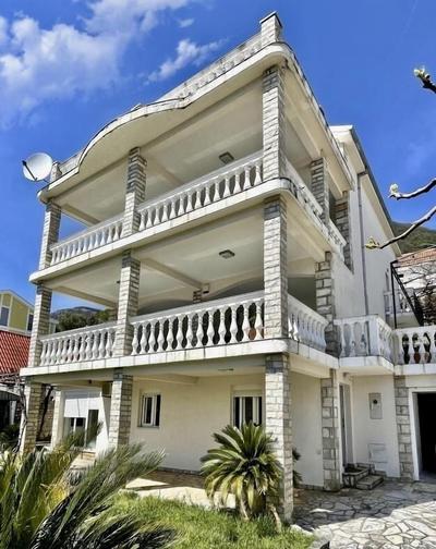Family House with pool & sea view