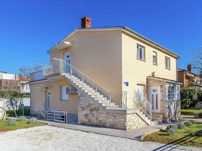 Apartment With Terrace and Pet-friendly