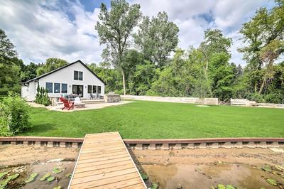 Newly Built Gilletts Lake Gem: Dock & Hot Tub