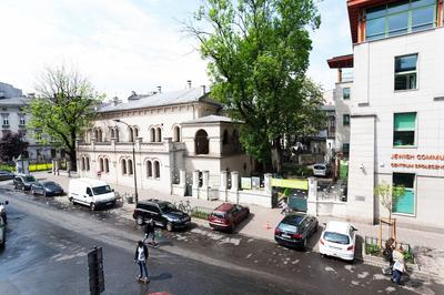 Faust and Mona Lisa Apartments