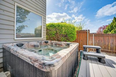 2 Mi to Badger Mountain: Hot Tub Haven!