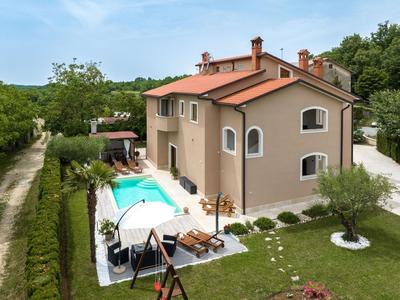 Splendid Villa in Vižinada with Hot Tub