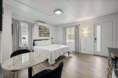 Chic City Retreat 97 Sleeps 2!