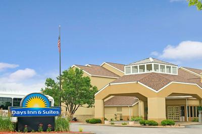 Days Inn and Suites by Wyndham St. Louis/Westport Plaza