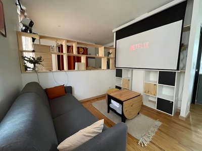 Chic & Cozy - Luxe Flat With Projector