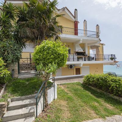 Poseidon Seafront Apartment by Rentalspro