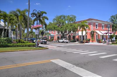 Naples Condo w/ Pool - Walk to Dining & Beach