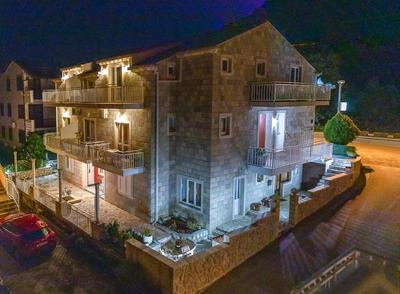 Pavo - Comfortable With Parking Space - SA4
