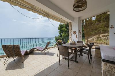 Poseidon Seafront Apartment by Rentalspro