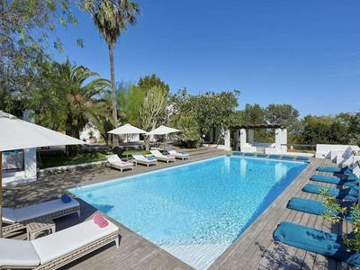 Idyllic Villa With Swimming Pool