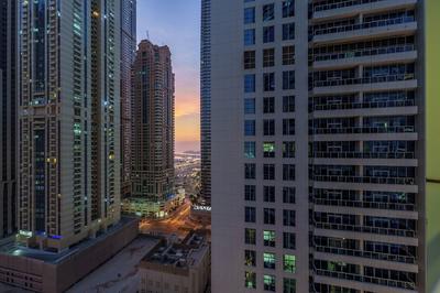 Maison Privee - Urban Apt in Dubai Marina w/ Partial Sea Views