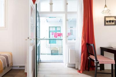 Cute Studio With Beautiful Balcony in the Center!