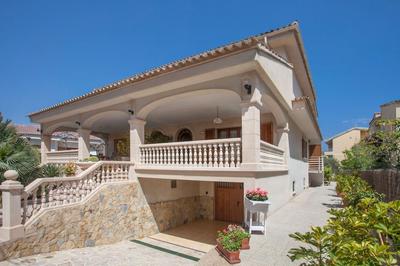 Roses in Alc dia With 4 Bedrooms and 2 Bathrooms