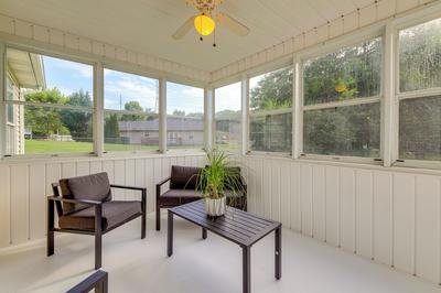 Knoxville Home w/ Sunroom ~ 9 Mi to Downtown!
