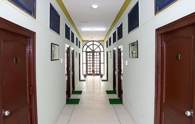 OYO 4255 The Crown Plaza