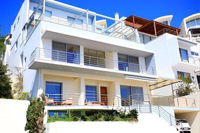 Seafront home 4' walk to private beach