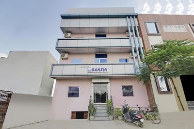 OYO 14219 Hotel Banshi