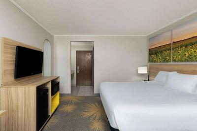 Days Inn & Suites by Wyndham Kansas City South