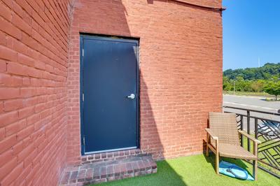 Dtwn Lynchburg Loft w/ Shared Deck: Walk to River