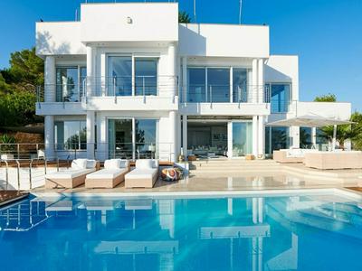 Lavish Villa With Infinity Pool and Views