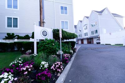 Yachtsman's Cove with 3-Levels