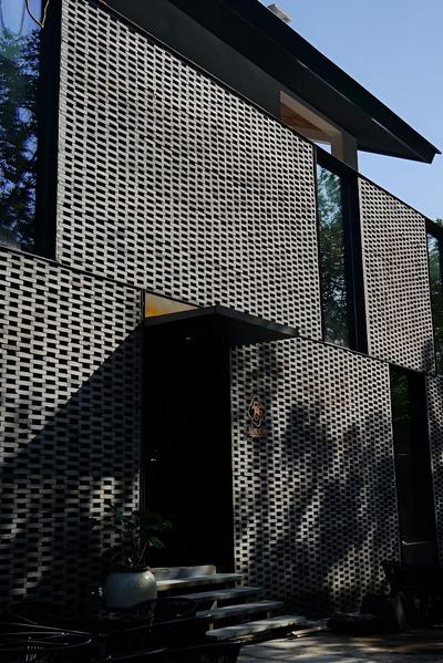 Seclusive Life in Jiangnan •Canal Yard