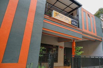 SPOT ON 2368 Dahlia Homestay Family Residence