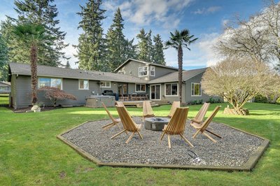 Fire Pit, Chic Deck! Family-friendly Puyallup Home