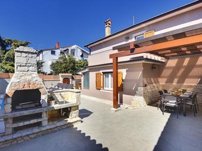Modern Holiday Home With Swimming Pool, Terrace With Bbq, Near the Center of Pula