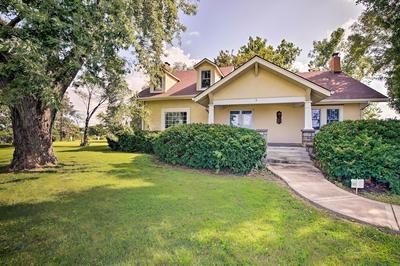 Remodeled Historic Farmhouse ~ 20 Mi to KC!