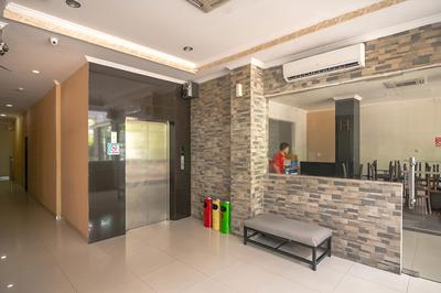 RedDoorz near RS Husada