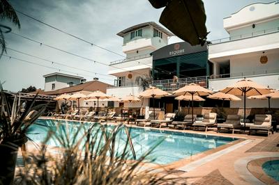 Esquire Hotels & Lounges