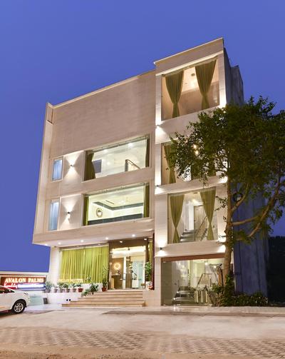 Avalon Palms Agra