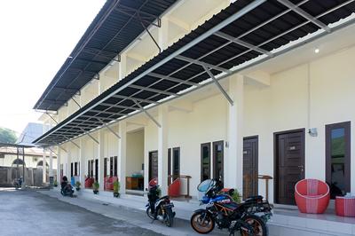 RedDoorz Syariah near Sultan Muhammad Kaharuddin Airport