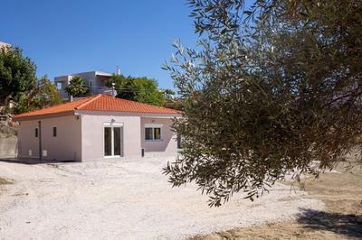3-bed Villa in Palaioloutra With Private Pool