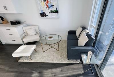 Rhenie-Downtown Toronto Suites