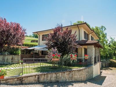 Villa in Lonnano With Pool