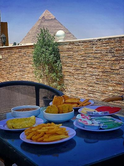 Pyramids Live View Hotel