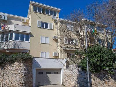 Spacious and Modern 1st Floor Apartment With Private Garage, Wi-fi