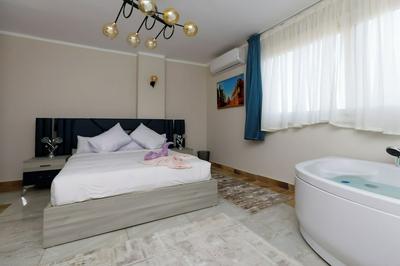 Panorama Pyramids Jacuzzi