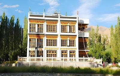 Hotel Khasdan