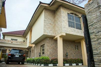 Tivoli Residence & Bar