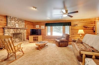 Family Gem Near the Chain of Lakes in Eagle River!