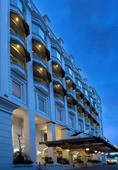 Toeti Roosseno Plaza