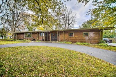 Fenced Yard: Fox River Grove Home, Dogs Welcome
