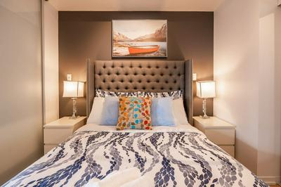 Casa Queen- Elegant Suite in Leslieville