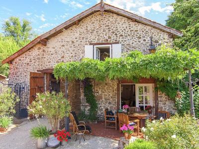 Romantic Cottage With Shared Swimming Pool