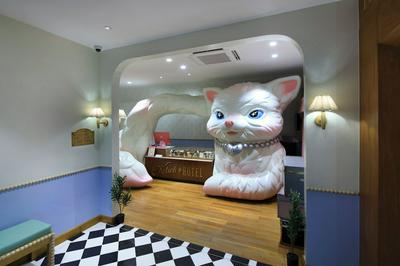 KITSCH HOTEL
